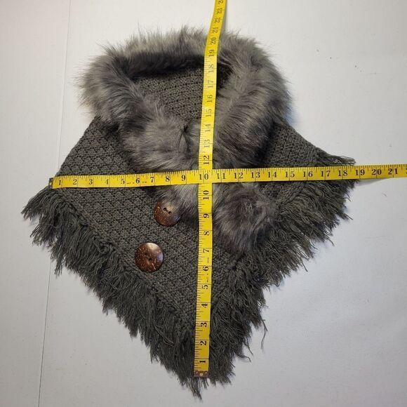 Gray Faux Fur Trimmed Scarf Shoulder Warmer Shaw Chunky Knit Fringe Poncho - Picture 8 of 9